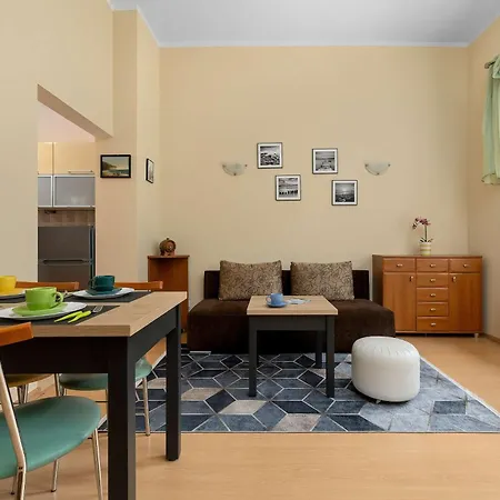 Stylish For Four Guests Close To The Center By Renters